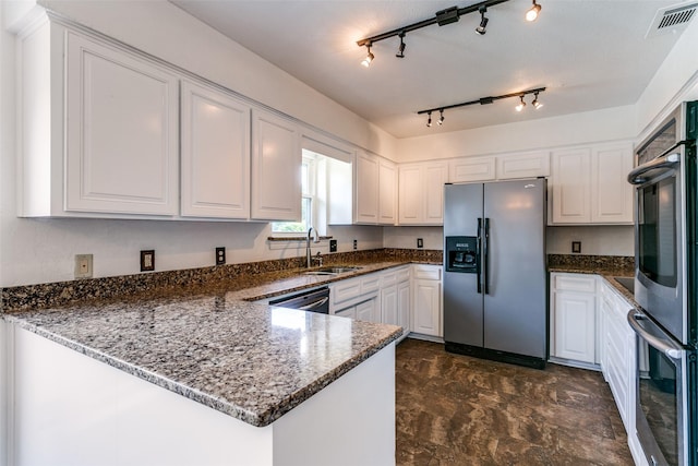 2831 Creekwood Ct, Grapevine, TX 76051 - kitchen with appliances with stainless steel finishes, a sink, a peninsula, and white cabinets