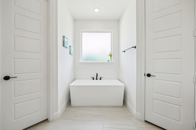 418 Sundance Trl, Sunnyvale, TX 75182 - full bathroom featuring a freestanding tub, baseboards, and marble finish flooring