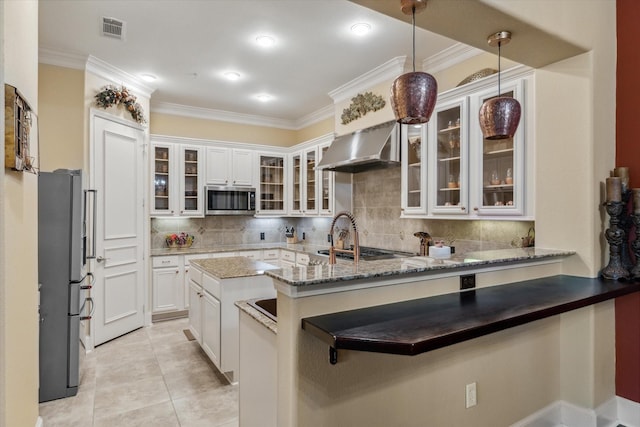 3351 Cascades Ct Unit 306, Tyler, TX 75709 - kitchen featuring stainless steel appliances, under cabinet range hood, ornamental molding, decorative light fixtures, and tasteful backsplash