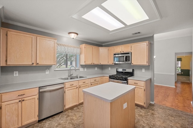 6319 Woolwich Dr, Arlington, TX 76001 - kitchen featuring stainless steel appliances, light brown cabinets, a sink, light countertops, and crown molding