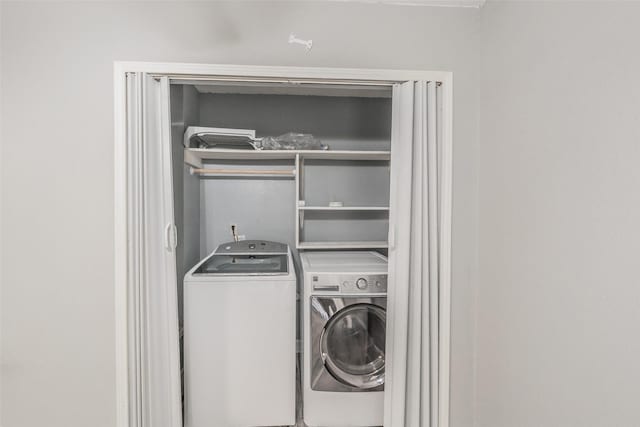 5622 Polo Club Dr, Arlington, TX 76017 - laundry room featuring washing machine and clothes dryer