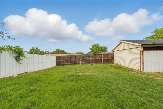 213 Lacewell St, Jacksboro, TX 76458 - view of yard