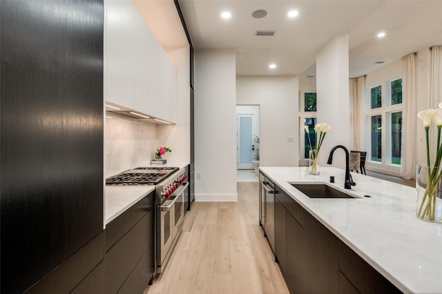 6075 Jordan Way, Frisco, TX 75034 - kitchen with stainless steel appliances, a sink, modern cabinets, light countertops, and recessed lighting