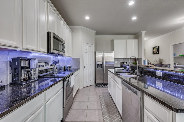 7828 Tudanca Trl, Fort Worth, TX 76131 - kitchen with stainless steel appliances, a sink, tasteful backsplash, ornamental molding, and white cabinets
