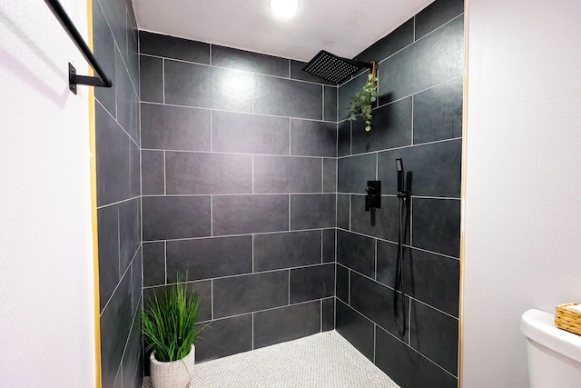 6519 Club Wood, Dallas, TX 75237 - full bathroom featuring a tile shower and toilet