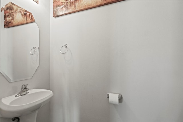 5649 Willamette Dr, Fort Worth, TX 76119 - bathroom with a sink