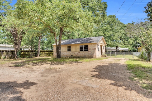 118 Dogwood Trl, Gun Barrel City, TX 75156 - view of front facade featuring crawl space, brick siding, a fenced backyard, and a shingled roof