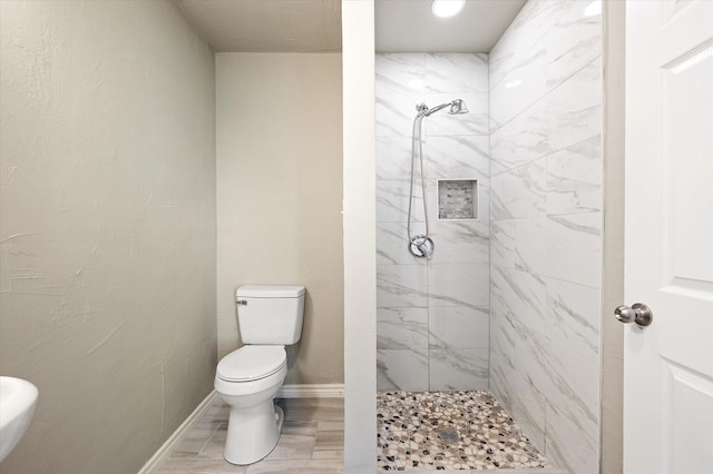 14053 Stardust Ln, Farmers Branch, TX 75234 - full bath featuring toilet, tiled shower, and baseboards