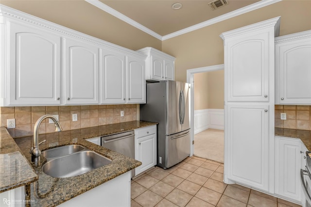 444 Grand Oaks Dr, Shreveport, LA 71106 - kitchen featuring stainless steel appliances, a sink, white cabinetry, dark stone counters, and crown molding