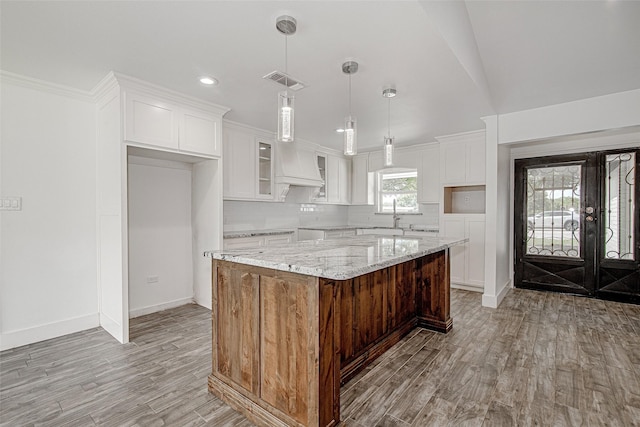 3408 Walton Ave, Fort Worth, TX 76133 - kitchen with light wood-style floors, backsplash, white cabinetry, a center island, and recessed lighting