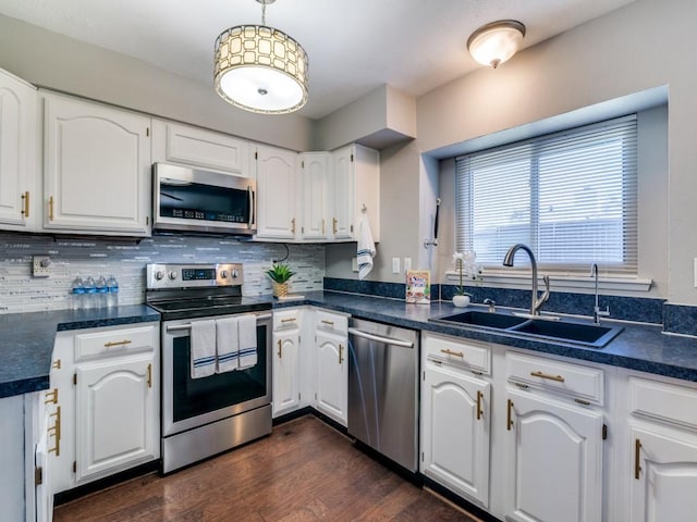 4552 Fremont Ln, Plano, TX 75093 - kitchen featuring stainless steel appliances, a sink, and dark countertops