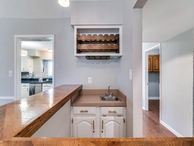 4552 Fremont Ln, Plano, TX 75093 - indoor wet bar with dishwasher, wood finished floors, and baseboards