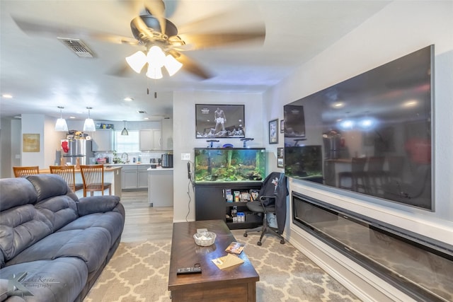 601 Westmoreland St, Abilene, TX 79603 - living room with ceiling fan, light wood-style flooring, and recessed lighting
