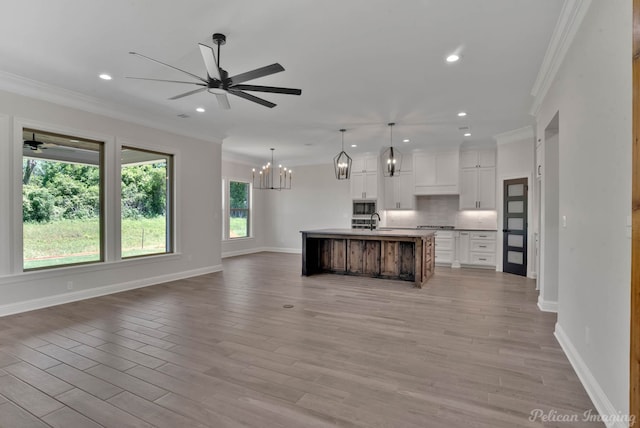 507 Cocodrie Dr, Bossier City, LA 71112 - kitchen featuring crown molding, open floor plan, ceiling fan, a sink, and recessed lighting
