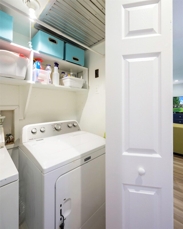909 Redwood Dr, Richardson, TX 75080 - laundry area with independent washer and dryer and wood finished floors