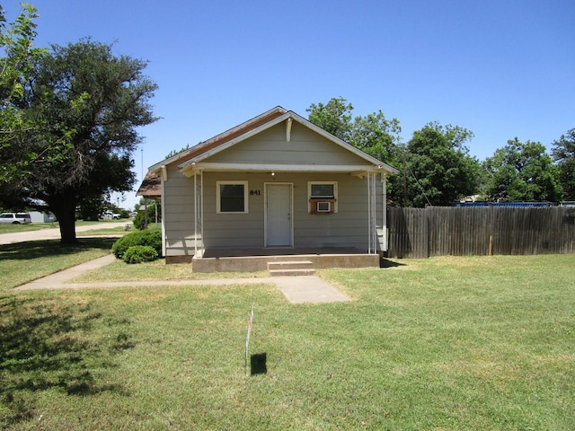 841 S 5th Ave, Munday, TX 76371 - bungalow-style home featuring covered porch