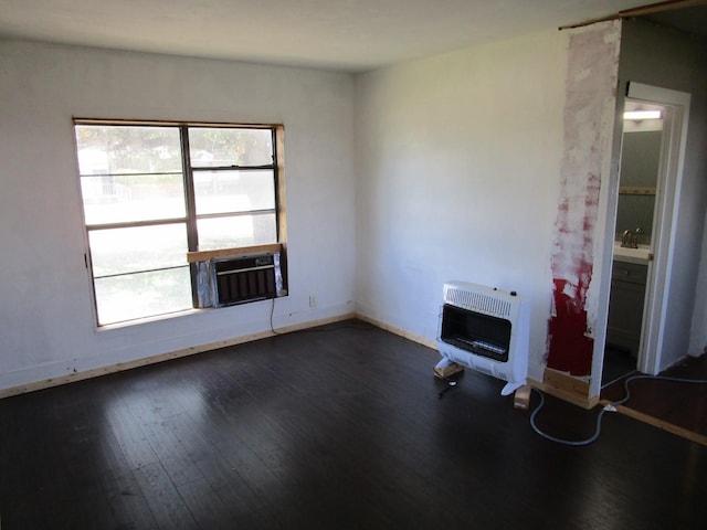 841 S 5th Ave, Munday, TX 76371 - unfurnished room featuring healthy amount of natural light, heating unit, and baseboards