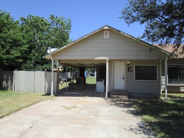 841 S 5th Ave, Munday, TX 76371 - view of front of property with driveway and entry steps
