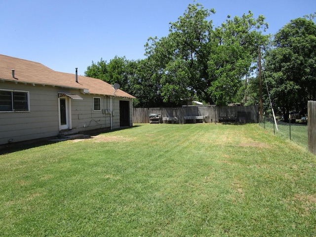 841 S 5th Ave, Munday, TX 76371 - view of yard