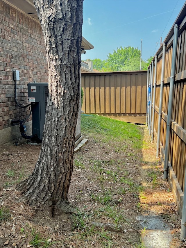 6916 Moccasin Dr, Plano, TX 75023 - view of yard featuring central AC