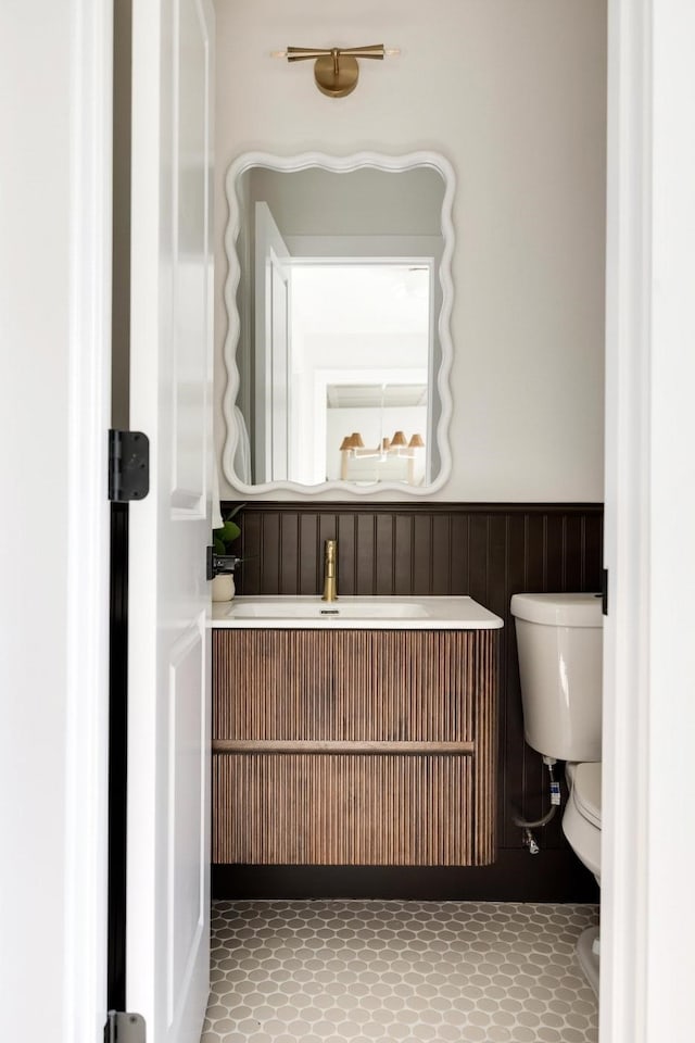 7117 La Sobrina Dr, Dallas, TX 75248 - half bath featuring a wainscoted wall and vanity