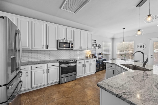 712 Saint Robby Dr, Mansfield, TX 76063 - kitchen with stainless steel appliances, a sink, tasteful backsplash, and white cabinetry