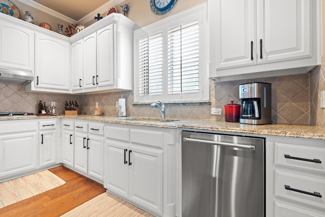 706 E 1st St, Fort Worth, TX 76102 - kitchen with stainless steel appliances, a sink, under cabinet range hood, ornamental molding, and white cabinetry
