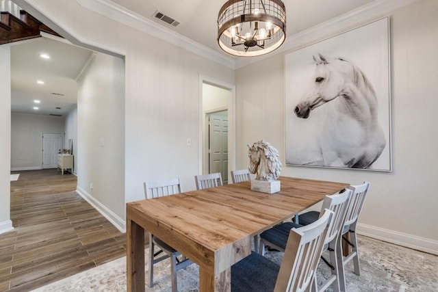 6637 Oakmont Ct, Plano, TX 75093 - dining room featuring ornamental molding, wood finished floors, a chandelier, baseboards, and recessed lighting