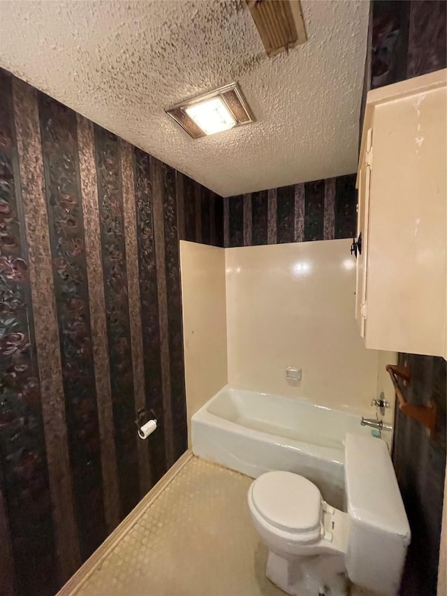 6320 Bocage Dr, Shreveport, LA 71119 - full bathroom featuring wallpapered walls, a textured ceiling, toilet, and a tub to relax in
