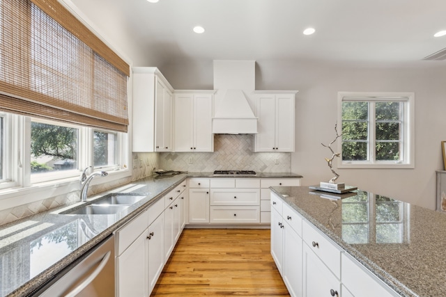 275 Casa Blanca Ave, Fort Worth, TX 76107 - kitchen featuring a sink, stainless steel appliances, plenty of natural light, tasteful backsplash, and recessed lighting