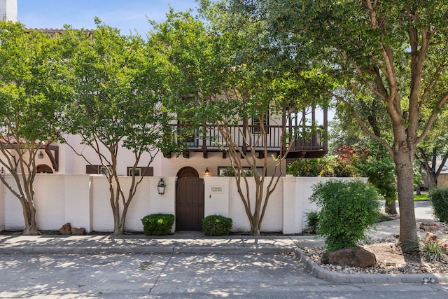 275 Casa Blanca Ave, Fort Worth, TX 76107 - view of front facade with a balcony and a gate