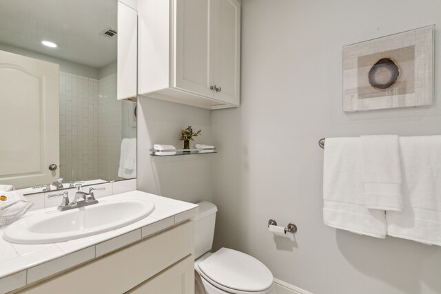 275 Casa Blanca Ave, Fort Worth, TX 76107 - bathroom featuring toilet, vanity, baseboards, and recessed lighting