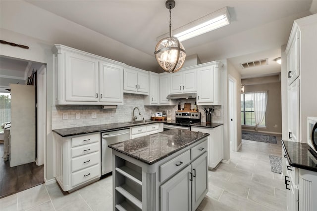 407 W Park Ave, Weatherford, TX 76086 - kitchen featuring stainless steel appliances, a sink, under cabinet range hood, and white cabinets