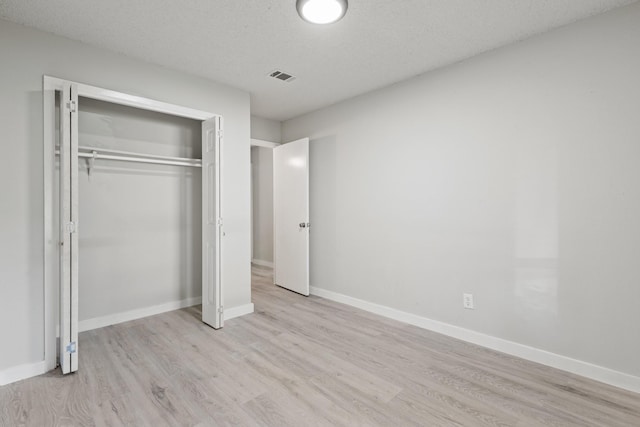 6206 Springwood Dr, Arlington, TX 76001 - unfurnished bedroom featuring light wood finished floors, a closet, and baseboards