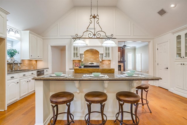 5800 Montford Dr, Colleyville, TX 76034 - kitchen featuring lofted ceiling, a kitchen bar, a center island, and white cabinets