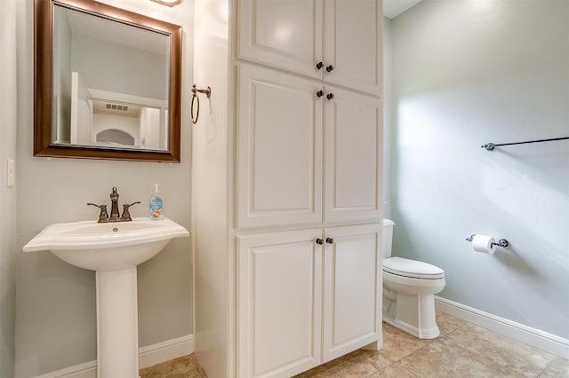 6005 Selkirk Ct, Cleburne, TX 76033 - bathroom featuring toilet, baseboards, and tile patterned flooring