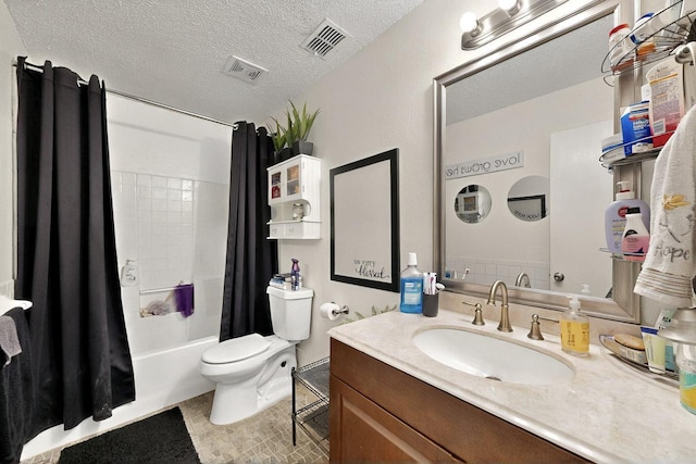 2908 Quail Run Dr, Mesquite, TX 75149 - bathroom featuring toilet, vanity, shower / bath combo, and a textured ceiling