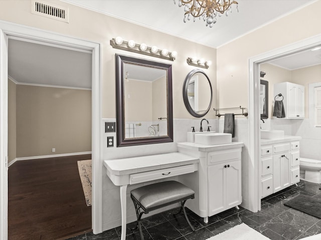 736 Westwood Dr, Sherman, TX 75092 - full bath with a chandelier, ornamental molding, toilet, and two vanities