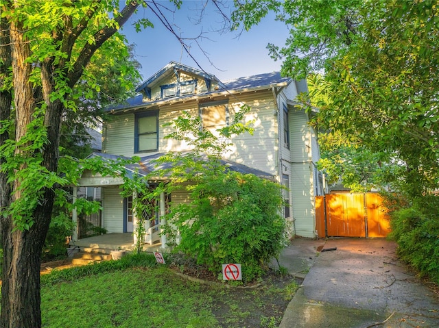 824 Elsbeth St, Dallas, TX 75208 - view of front facade featuring a porch