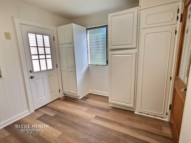 129 Ardmore Ave, Shreveport, LA 71105 - entryway featuring light wood finished floors and baseboards