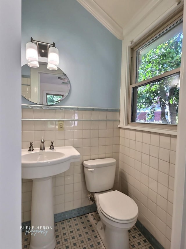 129 Ardmore Ave, Shreveport, LA 71105 - half bathroom with crown molding, toilet, and tile walls