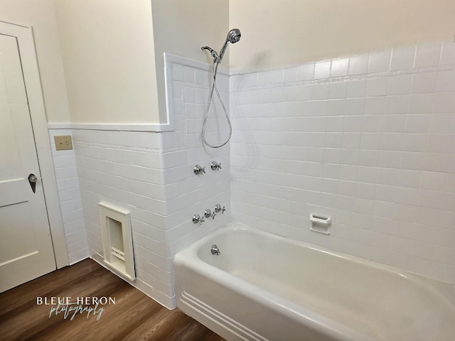129 Ardmore Ave, Shreveport, LA 71105 - full bath featuring wood finished floors, bathing tub / shower combination, and wainscoting