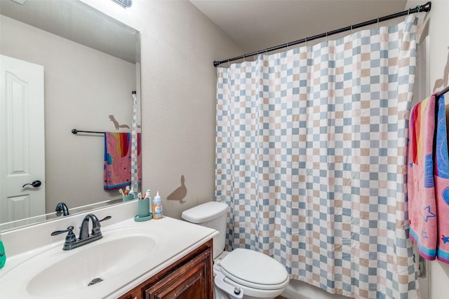 4806 Ashbury Ln, Mansfield, TX 76063 - full bath with toilet, vanity, a shower with shower curtain, and a textured wall