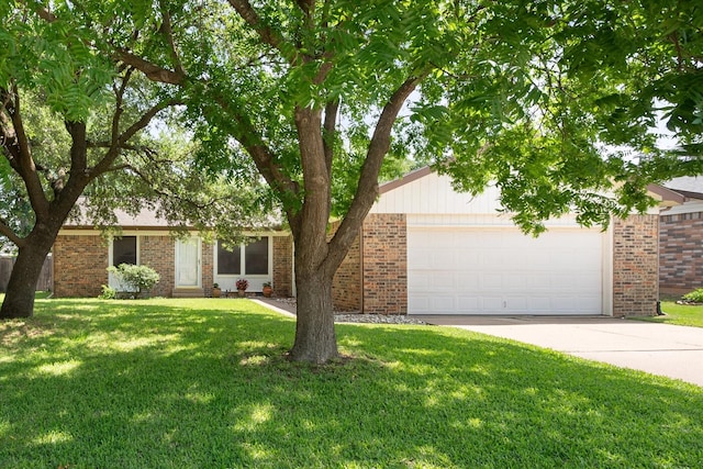 603 Plainview Dr, Mansfield, TX 76063 - single story home with brick siding, driveway, an attached garage, and a front yard