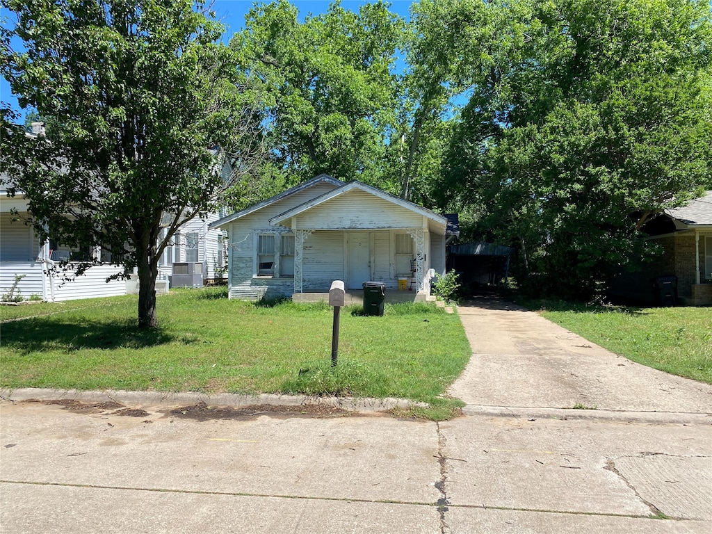 111 W Murray St, Denison, TX 75021 - bungalow-style house featuring a front lawn, driveway, and covered porch