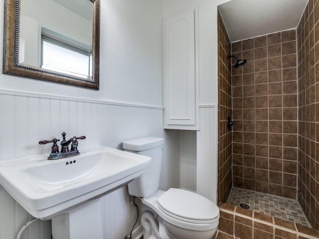 1429 Meadowcrest Dr, Plano, TX 75075 - full bath with toilet, a tile shower, wainscoting, and a sink