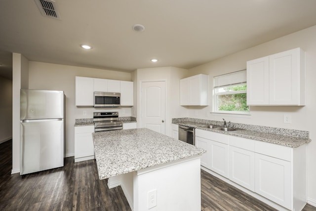 234 Backlash Dr, Gun Barrel City, TX 75156 - kitchen featuring appliances with stainless steel finishes, a sink, a center island, dark wood-style flooring, and recessed lighting