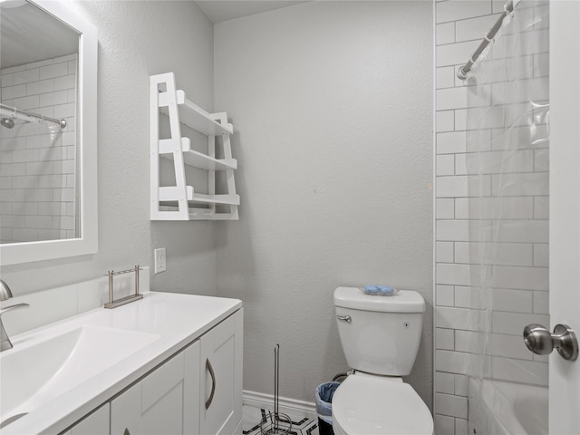 2036 Pearl Ln, Irving, TX 75060 - full bathroom featuring vanity, toilet, shower / washtub combination, and baseboards