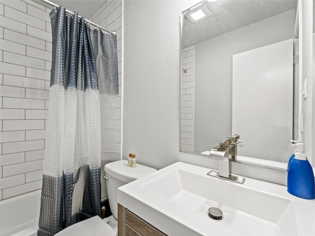 2036 Pearl Ln, Irving, TX 75060 - full bath featuring toilet, vanity, and shower / bathtub combination with curtain