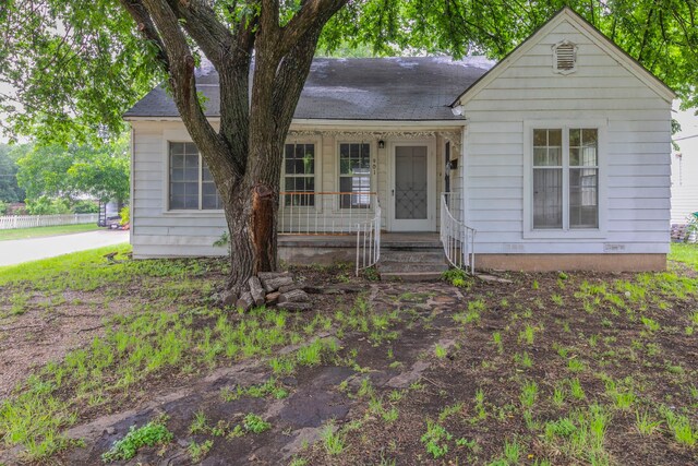 901 E Walnut St, Hillsboro, TX 76645 - view of front of home with covered porch and a shingled roof